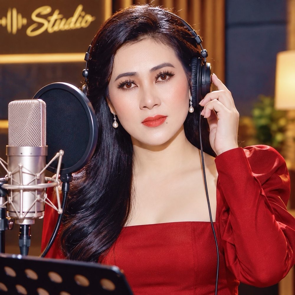 Ca sĩ Diễm Thùy thu âm tại phòng thu CM Recording