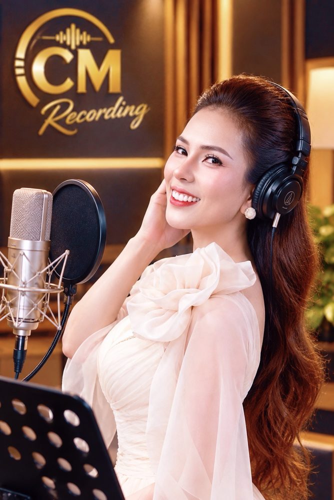 Ca sĩ Hoàng Phương Linh thu âm tại phòng thu CM Recording