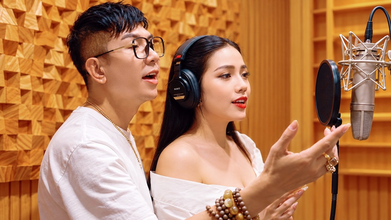 Danh ca Long Nhật thu âm tại phòng thu CM Recording