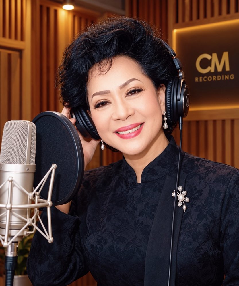 Danh ca Giao Linh thu âm tại phòng thu CM Recording