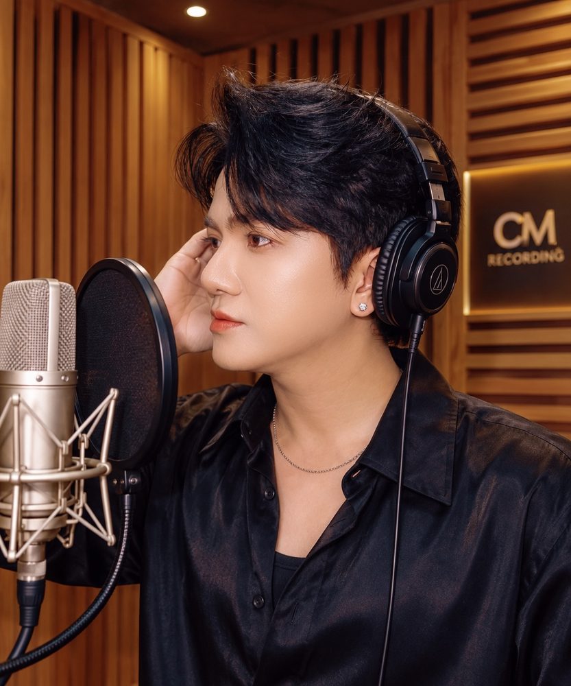 Ca sĩ Khưu Huy Vũ thu âm tại phòng thu CM Recording