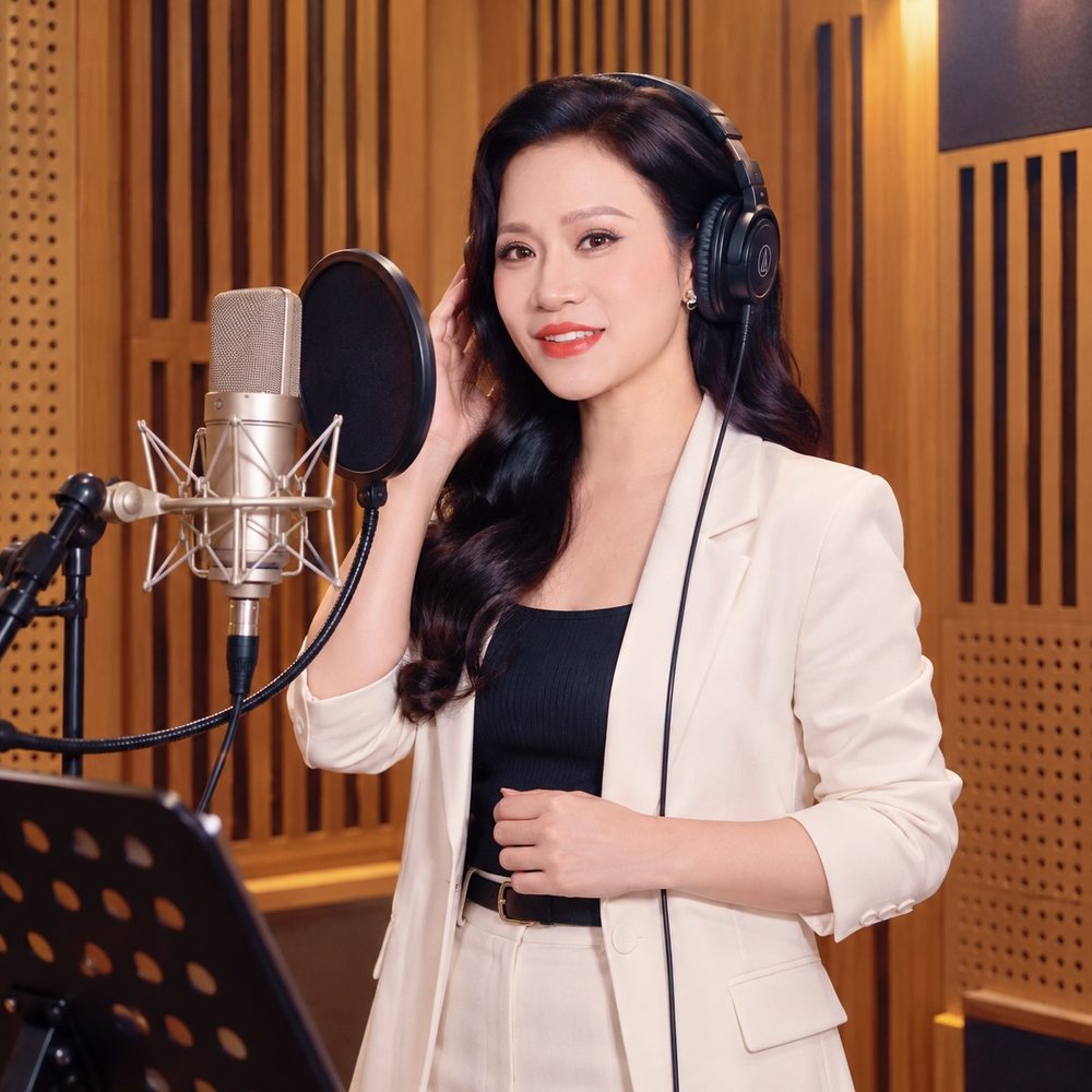 Ca sĩ Vũ Như Nguyệt thu âm tại phòng thu CM Recording