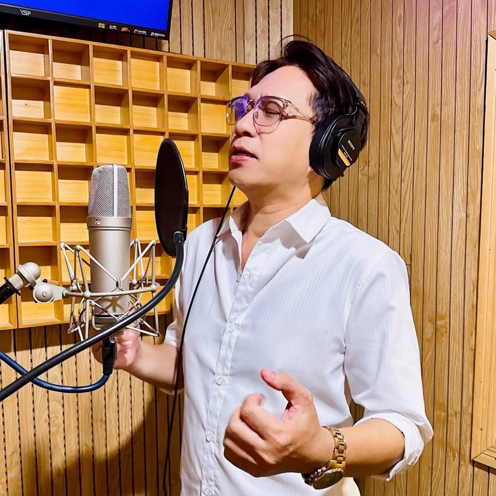 Ca nhạc sĩ Nguyễn Minh Anh thu âm tại phòng thu CM Recording