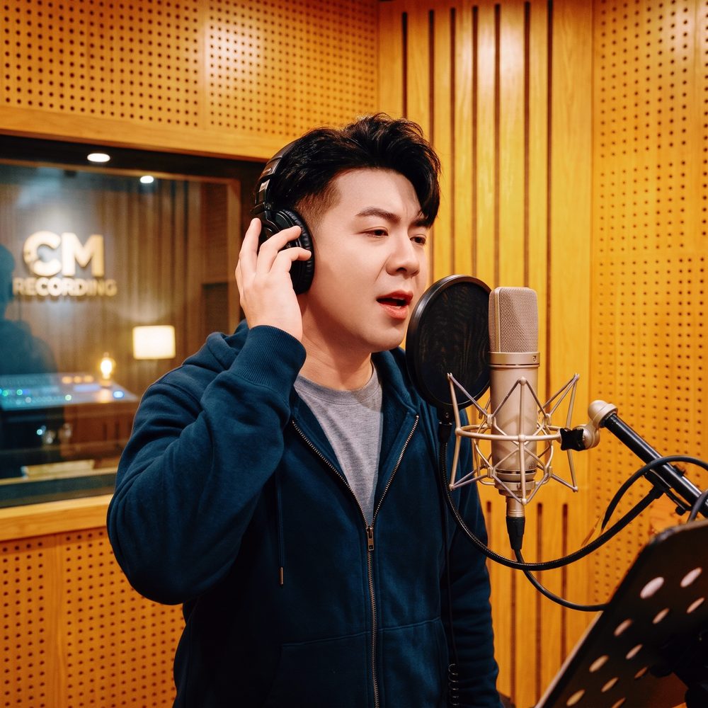Ca sĩ Akira Phan thu âm tại phòng thu CM Recording